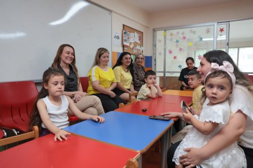 mutlu-cocuklarda-karne-heyecani-6.jpeg