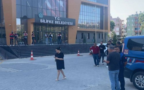 silifke-belediyesine-operasyon-belediye-baskani-mustafa-turgut-gozaltina-alindi.jpg