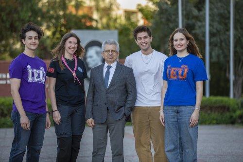 ieu-rektoru-prof-dr-yusuf-hakan-abacioglu-ortada-1.jpg