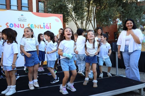 izmir-ekonomi-universitesi-ieu-beyaz-kosk-anaokulunda-egitim-goren-5-6-yas-grubundaki-cocuklar-hayatlarinin-ilk-mezuniyet-coskusunu-yasadi-3.jpg
