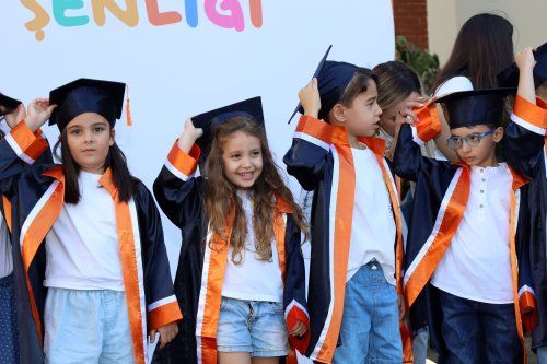 izmir-ekonomi-universitesi-ieu-beyaz-kosk-anaokulunda-egitim-goren-5-6-yas-grubundaki-cocuklar-hayatlarinin-ilk-mezuniyet-coskusunu-yasadi-4.jpg