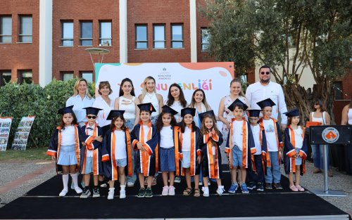 izmir-ekonomi-universitesi-ieu-beyaz-kosk-anaokulunda-egitim-goren-5-6-yas-grubundaki-cocuklar-hayatlarinin-ilk-mezuniyet-coskusunu-yasadi.jpg