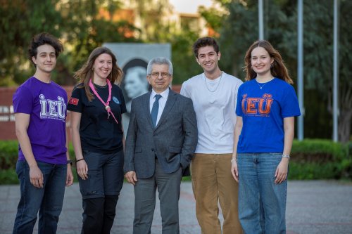 ieu-rektoru-prof-dr-yusuf-hakan-abacioglu-ortada.jpg