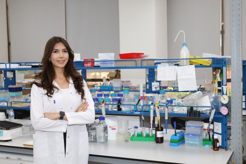 ieu-genetik-ve-biyomuhendislik-bolumu-mezunu-elif-turan-dunyanin-en-iyi-40-universitesi-arasinda-gosterilen-ingilteredeki-manchester-universitesine-doktora-icin-kabul-edilen-sayili-gencten-biri-oldu.jpg