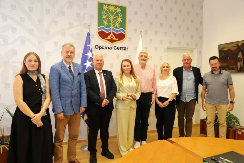 baskan-mutlu-bosna-hersekte-srebrenitsanin-acisina-ortak-oldu-2.jpeg