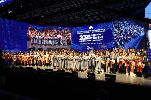 izmir-ekonomi-universitesi-2025-2026-akademik-yilini-basariyla-tamamlayan-bin-200-ogrencisini-bes-gun-suren-mezuniyet-torenleriyle-yeni-hayatlarina-ugurladi-3.jpeg