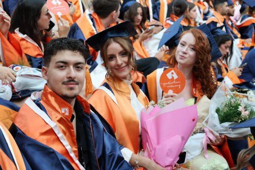 izmir-ekonomi-universitesi-2025-2026-akademik-yilini-basariyla-tamamlayan-bin-200-ogrencisini-bes-gun-suren-mezuniyet-torenleriyle-yeni-hayatlarina-ugurladi.jpeg