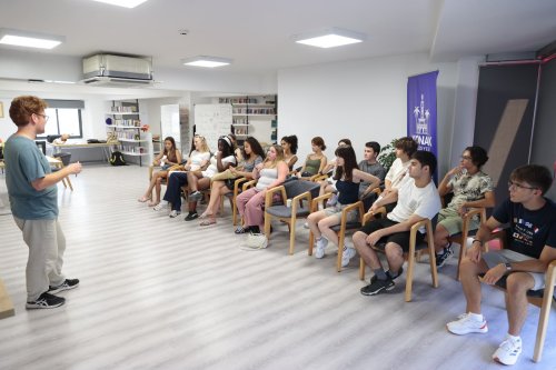 konakin-genclik-merkezlerine-belcikali-ve-kibrisli-genclerden-tam-not-5.jpeg