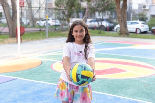 cocuklar-istedi-baskan-mutlu-yapti-o-park-voleybol-sahasina-kavustu-7.jpeg