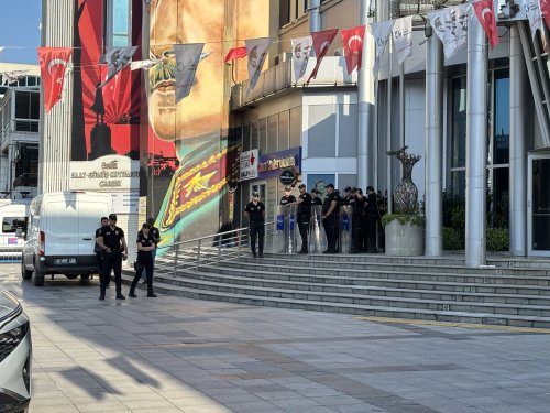 son-dakika-izmit-belediye-baskani-fatma-kaplan-hurriyet-ve-esi-gozaltina-alindi-3.webp