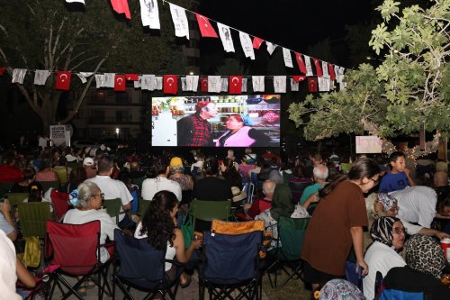 bayraklida-acik-hava-sinema-gunleri-devam-ediyor-1.jpeg