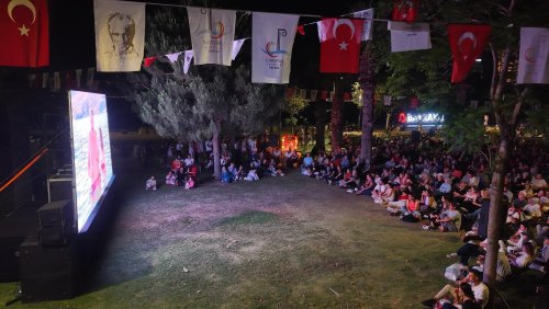 bayraklida-acik-hava-sinema-gunleri-devam-ediyor-2.jpeg