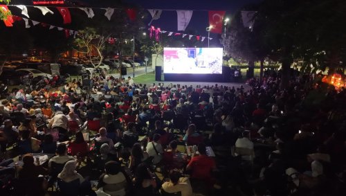 bayraklida-acik-hava-sinema-gunleri-devam-ediyor-4.jpeg
