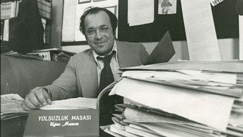 bir-keskin-kalem-bir-kirik-gozluk-ugur-mumcusuz-32-yil-jujh.png