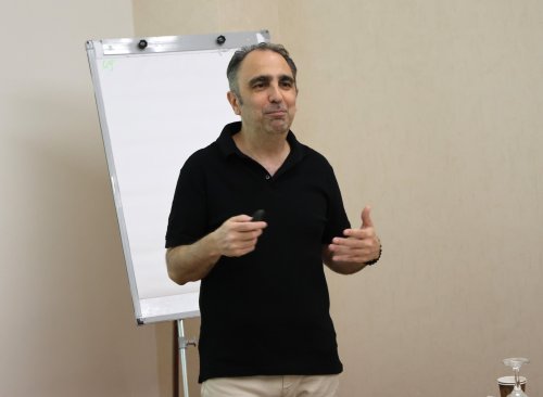 ieu-isletme-bolumu-ogretim-gorevlisi-taylan-ozgur-demirkaya.jpeg