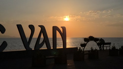 aw765832-04.jpg