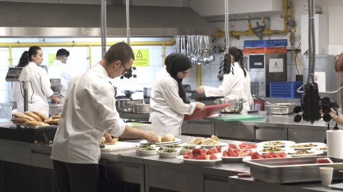 izmir-ekonomi-universitesi-ile-agri-ibrahim-cecen-universitesi-gastronomi-alaninda-ornek-bir-is-birligine-imza-atarak-kilometrelerce-uzaktaki-ogrencileri-ayni-mutfakta-bulusturdu-1.jpg