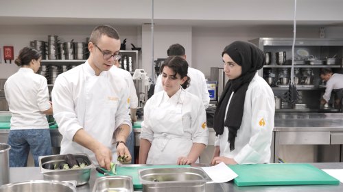 izmir-ekonomi-universitesi-ile-agri-ibrahim-cecen-universitesi-gastronomi-alaninda-ornek-bir-is-birligine-imza-atarak-kilometrelerce-uzaktaki-ogrencileri-ayni-mutfakta-bulusturdu.jpg