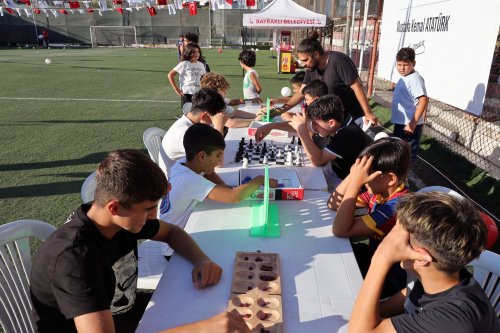 bayraklida-cocuklar-mahalle-senliginde-doyasiya-eglendi-9.jpeg