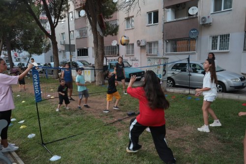 mutlu-cocuklar-sokaginda-eglence-devam-ediyor-14.jpeg