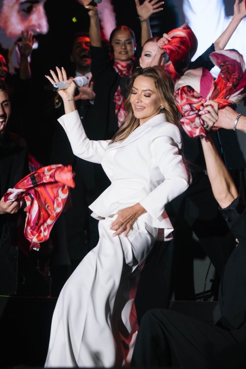 hadise-foto4-imannor-moda-resitali-galataport-04092026.jpg