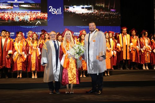 izmir-ekonomi-universitesinde-ieu-yuksek-lisans-ve-doktora-egitimlerini-basariyla-tamamlayan-144-ogrenci-cosku-dolu-bir-mezuniyet-toreniyle-diplomalarina-kavustu-1.jpg
