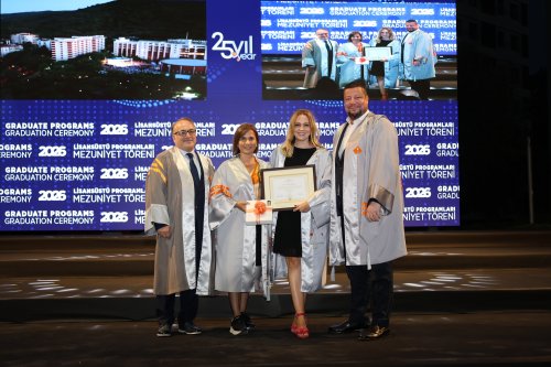 izmir-ekonomi-universitesinde-ieu-yuksek-lisans-ve-doktora-egitimlerini-basariyla-tamamlayan-144-ogrenci-cosku-dolu-bir-mezuniyet-toreniyle-diplomalarina-kavustu-4.jpg