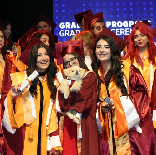 izmir-ekonomi-universitesinde-ieu-yuksek-lisans-ve-doktora-egitimlerini-basariyla-tamamlayan-144-ogrenci-cosku-dolu-bir-mezuniyet-toreniyle-diplomalarina-kavustu.jpg