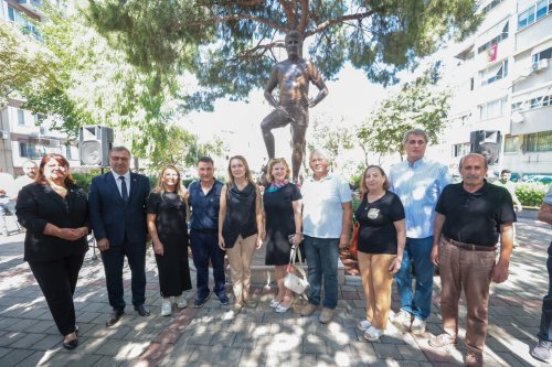 konakta-vefa-dolu-bulusma-metin-oktay-heykeli-onunde-anildi-3.jpeg
