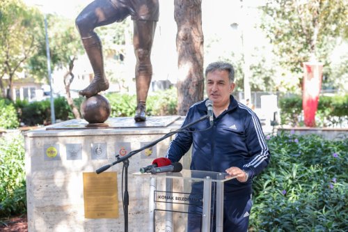 konakta-vefa-dolu-bulusma-metin-oktay-heykeli-onunde-anildi-9.jpeg