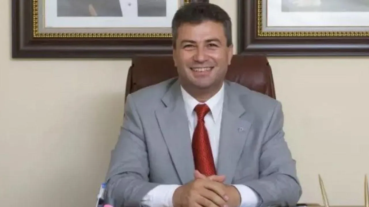 ezan-sesinden-rahatsiz-olmustu-eski-ak-partili-omur-kabak-yeni-parti-delegesi-se-6aa7bc29bac65.webp