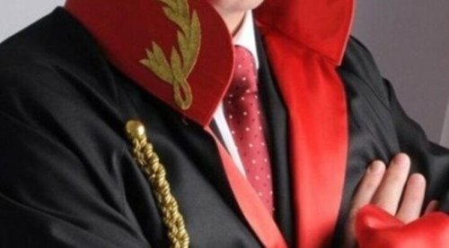hakim-cubbesi-giyip-adliyenin-icinde-asili-duran-televizyonu-calan-hirsiz-tutuklandi-m.jpg