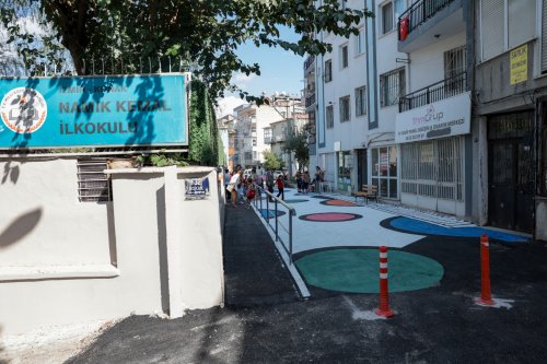 konakli-ogrencilere-renkli-yol-surprizi-2.jpeg