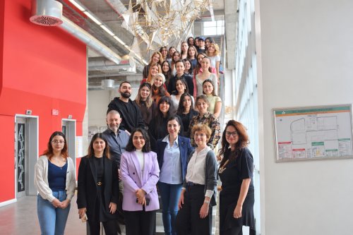 prof-dr-zsuzsanna-borocz-en-onde-sag-bastan-ikinci-sirada.png