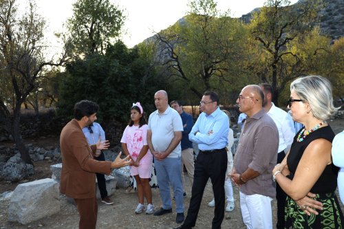 dr-asil-yaman-katilimcilara-antik-kentin-tarihi-kirsal-yasamin-izleri-ve-yurutulen-arastirmalar-hakkinda-bilgi-verdi-1.jpg