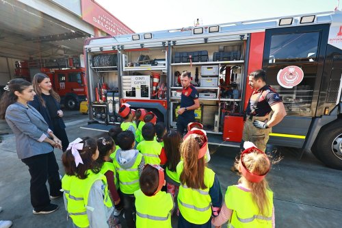 efes-selcuklu-miniklerden-itfaiye-haftasinda-anlamli-ziyaret-2.jpeg