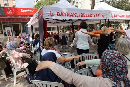 bayraklida-yaslilar-gunu-cesitli-etkinlillerle-kutlandi-8.jpeg