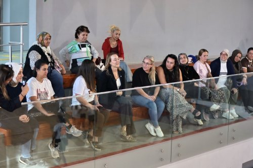 baskan-mutlu-kis-spor-okullarinda-cocuklarla-bulustu-3.jpeg