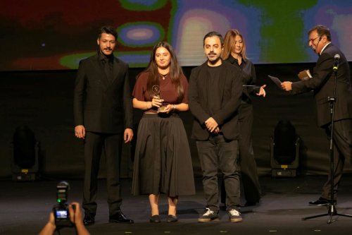 zmir-ekonomi-universitesi-sinema-ve-dijital-medya-bolumu-mezunu-ulviye-aleyna-sarigul-akgun-adli-deneysel-belgeseliyle-uluslararasi-adana-altin-koza-film-festivalinde-juri-ozel-odulune-layik-goruldu.jpg