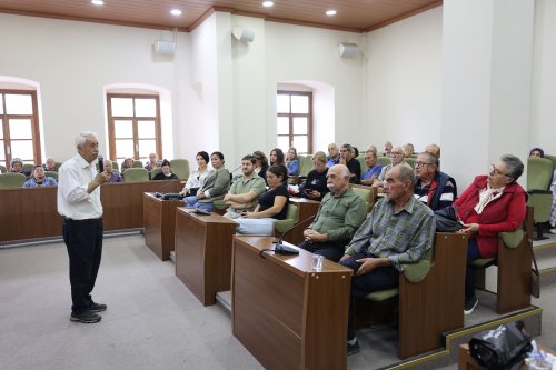 urla-belediyesinden-zeytin-ureticisine-hasat-egitimi-ve-kasa-destegi-4.jpg