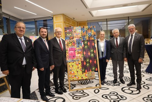 zmir-ekonomi-universitesi-ile-irlanda-buyukelciligi-is-birligiyle-duzenlenen-atalarin-sesleri-adli-tekstil-tasarimi-sergisi-izmir-ticaret-odasinin-ev-sahipliginde-sanatseverlerle-bulustu-2.jpg