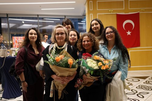 zmir-ekonomi-universitesi-ile-irlanda-buyukelciligi-is-birligiyle-duzenlenen-atalarin-sesleri-adli-tekstil-tasarimi-sergisi-izmir-ticaret-odasinin-ev-sahipliginde-sanatseverlerle-bulustu-3.jpg