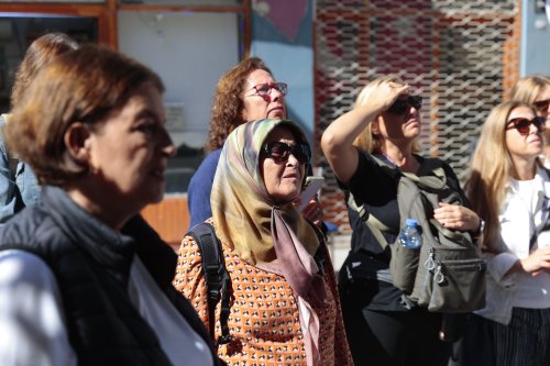 zmirliler-kulturel-miras-gezileriyle-konaki-kesfediyor-10.jpeg