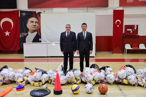 bayraklida-51-okula-15-milyon-tllik-spor-destegi-2.jpeg