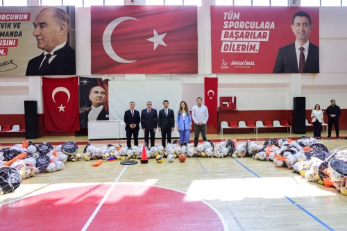 bayraklida-51-okula-15-milyon-tllik-spor-destegi-3.jpeg