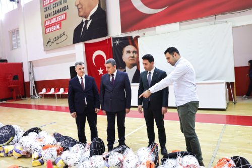 bayraklida-51-okula-15-milyon-tllik-spor-destegi-4.jpeg