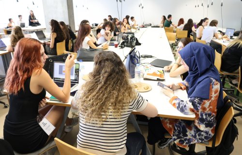 zmir-ekonomi-universitesi-ieu-ideal-projesiyle-ogrencileri-yapay-zeka-uc-boyutlu-modelleme-ve-sanal-gerceklik-teknolojileriyle-bulusturarak-yaratici-endustrilerin-dijital-donusumune-onculuk-ediyor-2.jpeg