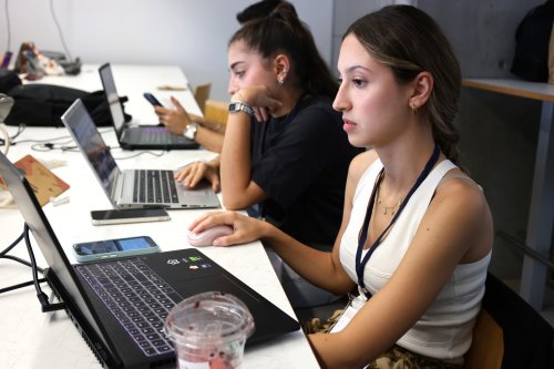 zmir-ekonomi-universitesi-ieu-ideal-projesiyle-ogrencileri-yapay-zeka-uc-boyutlu-modelleme-ve-sanal-gerceklik-teknolojileriyle-bulusturarak-yaratici-endustrilerin-dijital-donusumune-onculuk-ediyor.jpeg