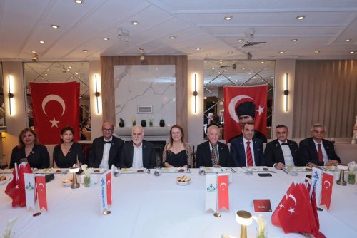 konakta-cumhuriyet-coskusu-cocuklar-icin-dayanismaya-donustu-11.jpeg