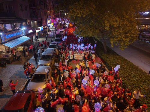 bayraklida-cumhuriyet-coskusu-kortej-ve-candan-ercetinle-taclandi-20.jpeg